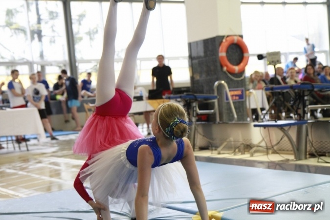 Zdjęcie w galerii na portalu naszraciborz.pl: Pływanie. Historyczny sukces uczniów Szkoły Podstawowej nr 15. GMS szósty  wiadomości z regionu