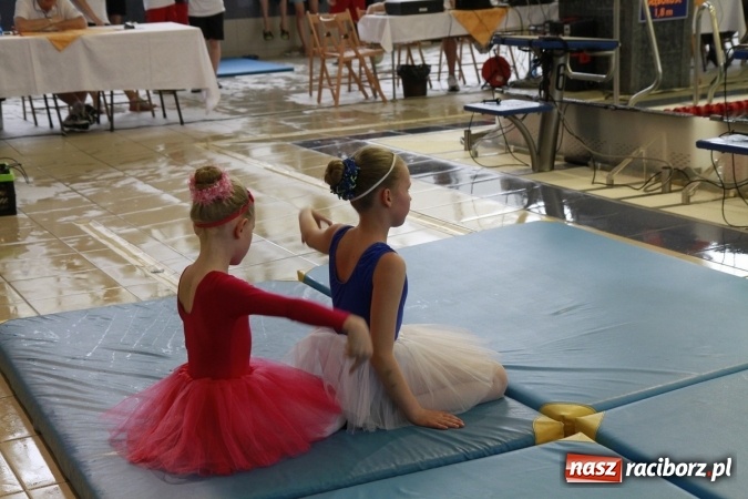 Zdjęcie w galerii na portalu naszraciborz.pl: Pływanie. Historyczny sukces uczniów Szkoły Podstawowej nr 15. GMS szósty  wiadomości z regionu