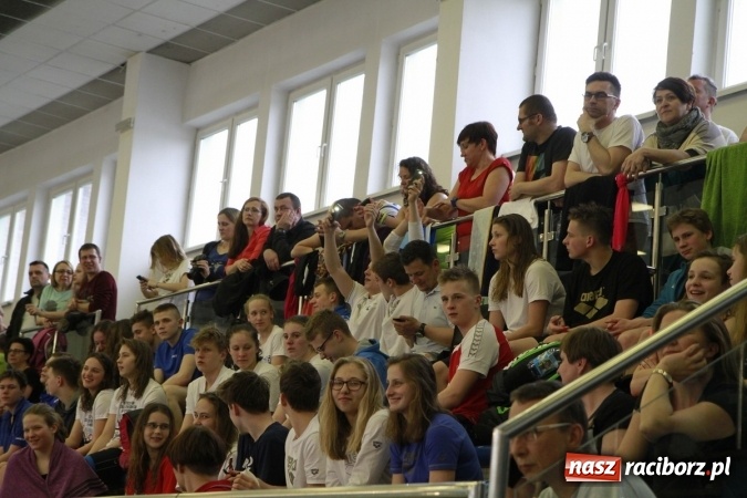 Zdjęcie w galerii na portalu naszraciborz.pl: Pływanie. Historyczny sukces uczniów Szkoły Podstawowej nr 15. GMS szósty  wiadomości z regionu