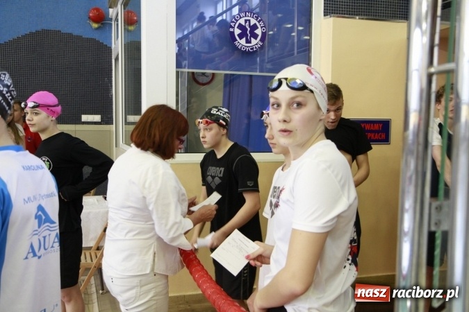 Zdjęcie w galerii na portalu naszraciborz.pl: Pływanie. Historyczny sukces uczniów Szkoły Podstawowej nr 15. GMS szósty  wiadomości z regionu