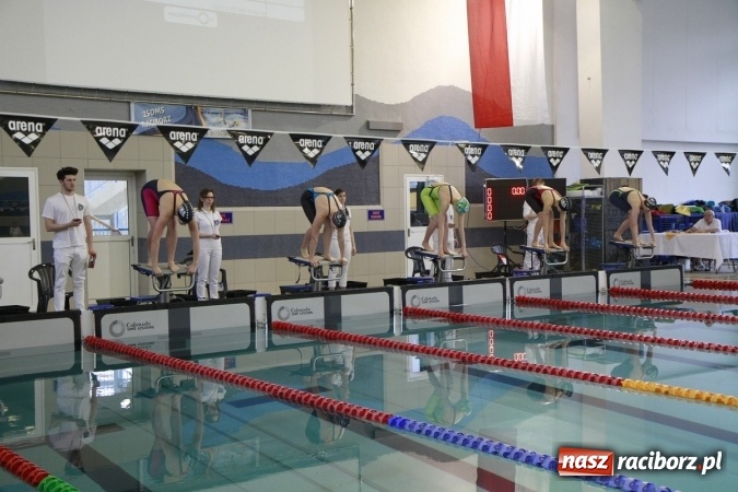 Zdjęcie w galerii na portalu naszraciborz.pl: Pływanie. Historyczny sukces uczniów Szkoły Podstawowej nr 15. GMS szósty  wiadomości z regionu