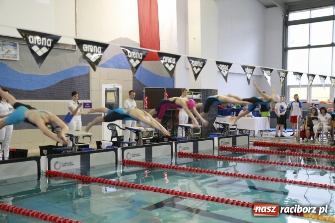 Zdjęcie w galerii na portalu naszraciborz.pl: Pływanie. Historyczny sukces uczniów Szkoły Podstawowej nr 15. GMS szósty  wiadomości z regionu