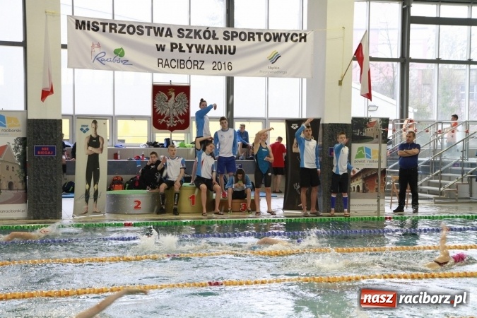 Zdjęcie w galerii na portalu naszraciborz.pl: Pływanie. Historyczny sukces uczniów Szkoły Podstawowej nr 15. GMS szósty  wiadomości z regionu