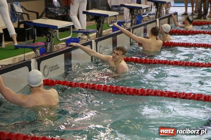 Zdjęcie w galerii na portalu naszraciborz.pl: Pływanie. Historyczny sukces uczniów Szkoły Podstawowej nr 15. GMS szósty  wiadomości z regionu