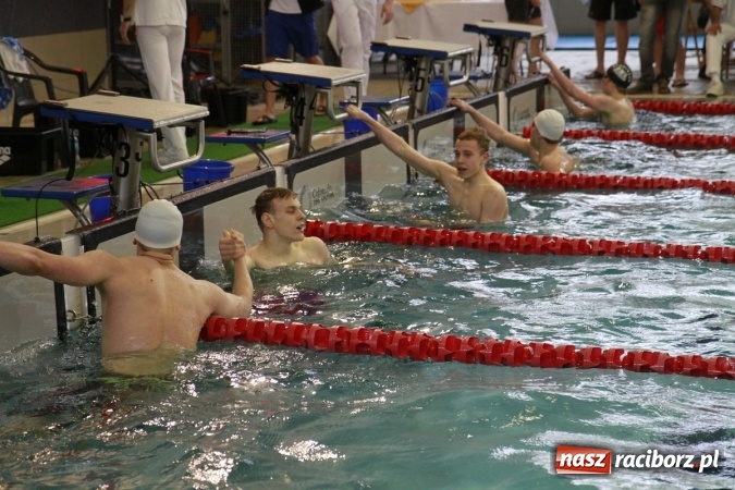 Zdjęcie w galerii na portalu naszraciborz.pl: Pływanie. Historyczny sukces uczniów Szkoły Podstawowej nr 15. GMS szósty  wiadomości z regionu