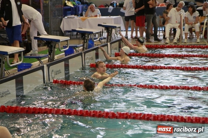 Zdjęcie w galerii na portalu naszraciborz.pl: Pływanie. Historyczny sukces uczniów Szkoły Podstawowej nr 15. GMS szósty  wiadomości z regionu