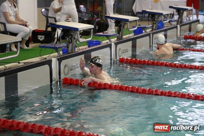 Zdjęcie w galerii na portalu naszraciborz.pl: Pływanie. Historyczny sukces uczniów Szkoły Podstawowej nr 15. GMS szósty  wiadomości z regionu