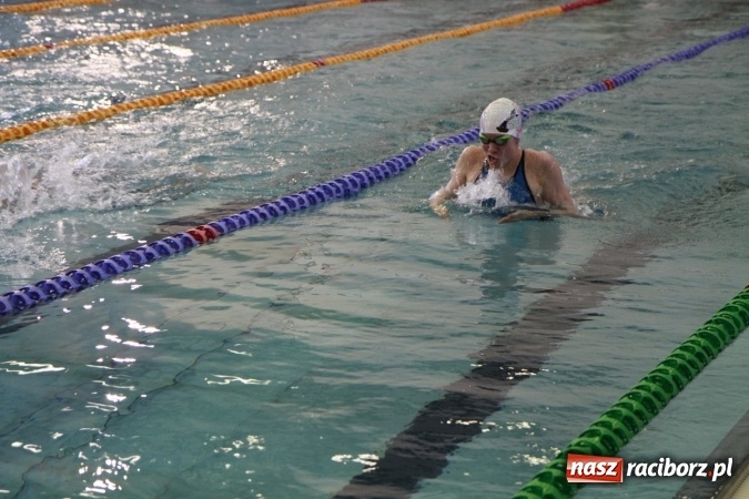 Zdjęcie w galerii na portalu naszraciborz.pl: Pływanie. Historyczny sukces uczniów Szkoły Podstawowej nr 15. GMS szósty  wiadomości z regionu