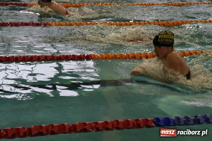 Zdjęcie w galerii na portalu naszraciborz.pl: Pływanie. Historyczny sukces uczniów Szkoły Podstawowej nr 15. GMS szósty  wiadomości z regionu