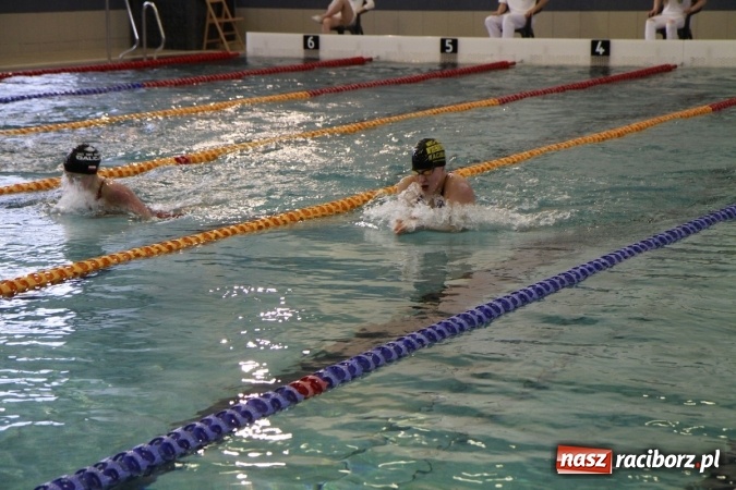 Zdjęcie w galerii na portalu naszraciborz.pl: Pływanie. Historyczny sukces uczniów Szkoły Podstawowej nr 15. GMS szósty  wiadomości z regionu