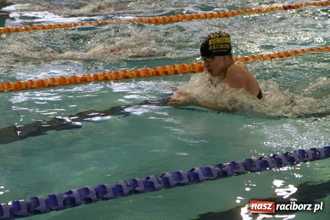 Zdjęcie w galerii na portalu naszraciborz.pl: Pływanie. Historyczny sukces uczniów Szkoły Podstawowej nr 15. GMS szósty  wiadomości z regionu