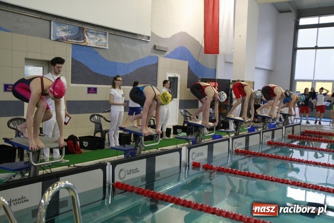 Zdjęcie w galerii na portalu naszraciborz.pl: Pływanie. Historyczny sukces uczniów Szkoły Podstawowej nr 15. GMS szósty  wiadomości z regionu