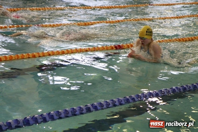 Zdjęcie w galerii na portalu naszraciborz.pl: Pływanie. Historyczny sukces uczniów Szkoły Podstawowej nr 15. GMS szósty  wiadomości z regionu
