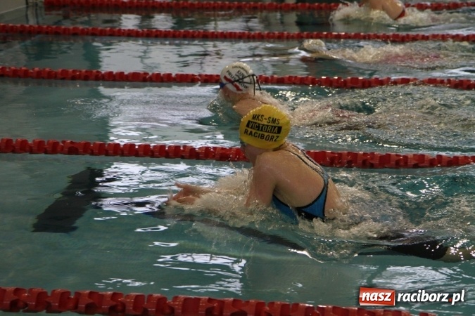 Zdjęcie w galerii na portalu naszraciborz.pl: Pływanie. Historyczny sukces uczniów Szkoły Podstawowej nr 15. GMS szósty  wiadomości z regionu