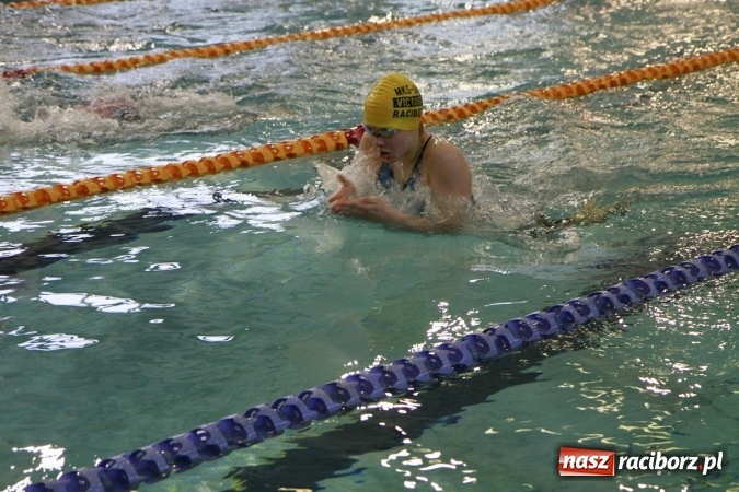 Zdjęcie w galerii na portalu naszraciborz.pl: Pływanie. Historyczny sukces uczniów Szkoły Podstawowej nr 15. GMS szósty  wiadomości z regionu
