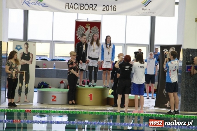 Zdjęcie w galerii na portalu naszraciborz.pl: Pływanie. Historyczny sukces uczniów Szkoły Podstawowej nr 15. GMS szósty  wiadomości z regionu
