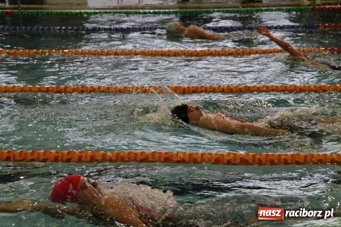 Zdjęcie w galerii na portalu naszraciborz.pl: Pływanie. Historyczny sukces uczniów Szkoły Podstawowej nr 15. GMS szósty  wiadomości z regionu