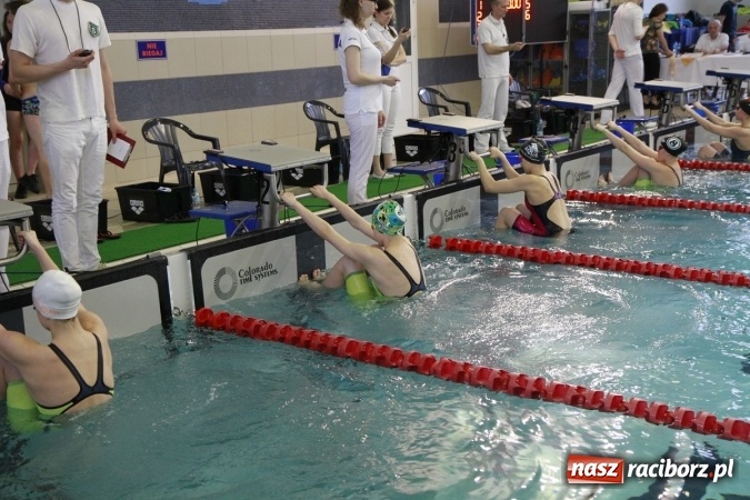 Zdjęcie w galerii na portalu naszraciborz.pl: Pływanie. Historyczny sukces uczniów Szkoły Podstawowej nr 15. GMS szósty  wiadomości z regionu