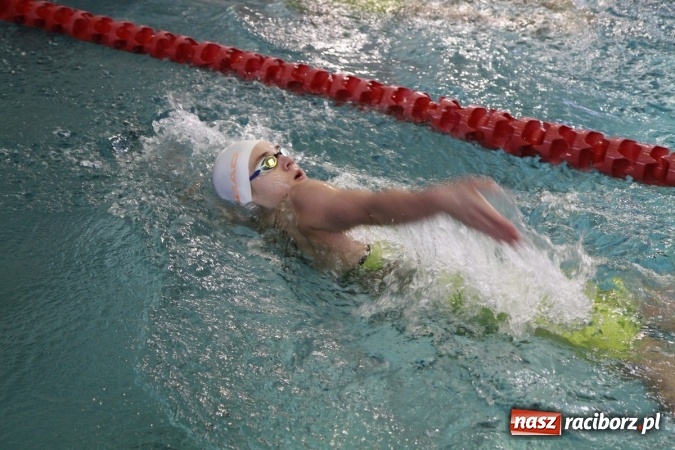 Zdjęcie w galerii na portalu naszraciborz.pl: Pływanie. Historyczny sukces uczniów Szkoły Podstawowej nr 15. GMS szósty  wiadomości z regionu