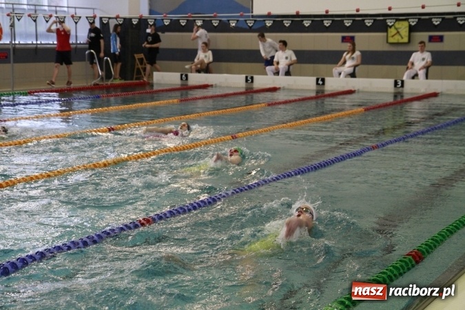 Zdjęcie w galerii na portalu naszraciborz.pl: Pływanie. Historyczny sukces uczniów Szkoły Podstawowej nr 15. GMS szósty  wiadomości z regionu