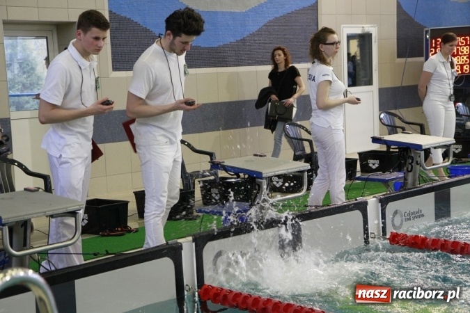 Zdjęcie w galerii na portalu naszraciborz.pl: Pływanie. Historyczny sukces uczniów Szkoły Podstawowej nr 15. GMS szósty  wiadomości z regionu