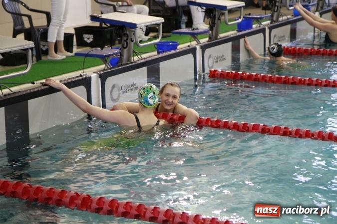 Zdjęcie w galerii na portalu naszraciborz.pl: Pływanie. Historyczny sukces uczniów Szkoły Podstawowej nr 15. GMS szósty  wiadomości z regionu
