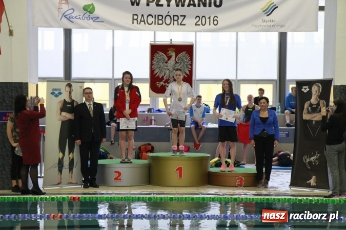 Zdjęcie w galerii na portalu naszraciborz.pl: Pływanie. Historyczny sukces uczniów Szkoły Podstawowej nr 15. GMS szósty  wiadomości z regionu