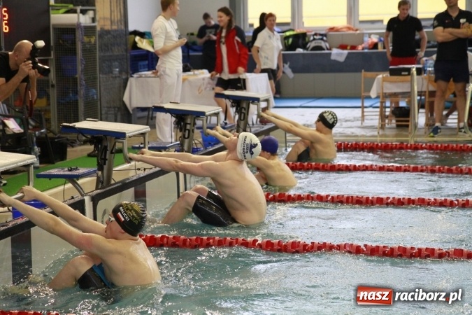 Zdjęcie w galerii na portalu naszraciborz.pl: Pływanie. Historyczny sukces uczniów Szkoły Podstawowej nr 15. GMS szósty  wiadomości z regionu