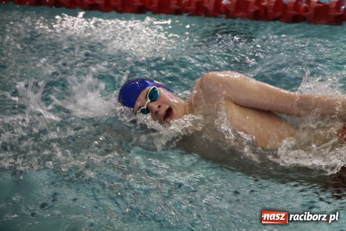 Zdjęcie w galerii na portalu naszraciborz.pl: Pływanie. Historyczny sukces uczniów Szkoły Podstawowej nr 15. GMS szósty  wiadomości z regionu