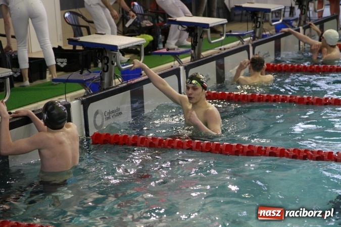 Zdjęcie w galerii na portalu naszraciborz.pl: Pływanie. Historyczny sukces uczniów Szkoły Podstawowej nr 15. GMS szósty  wiadomości z regionu