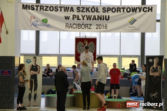 Zdjęcie w galerii na portalu naszraciborz.pl: Pływanie. Historyczny sukces uczniów Szkoły Podstawowej nr 15. GMS szósty  wiadomości z regionu