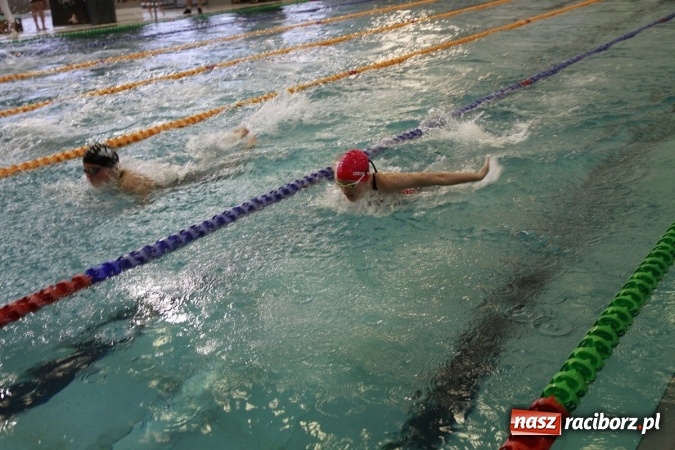 Zdjęcie w galerii na portalu naszraciborz.pl: Pływanie. Historyczny sukces uczniów Szkoły Podstawowej nr 15. GMS szósty  wiadomości z regionu