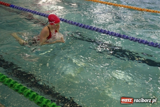 Zdjęcie w galerii na portalu naszraciborz.pl: Pływanie. Historyczny sukces uczniów Szkoły Podstawowej nr 15. GMS szósty  wiadomości z regionu