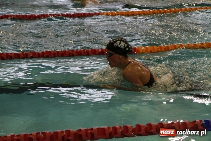 Zdjęcie w galerii na portalu naszraciborz.pl: Pływanie. Historyczny sukces uczniów Szkoły Podstawowej nr 15. GMS szósty  wiadomości z regionu