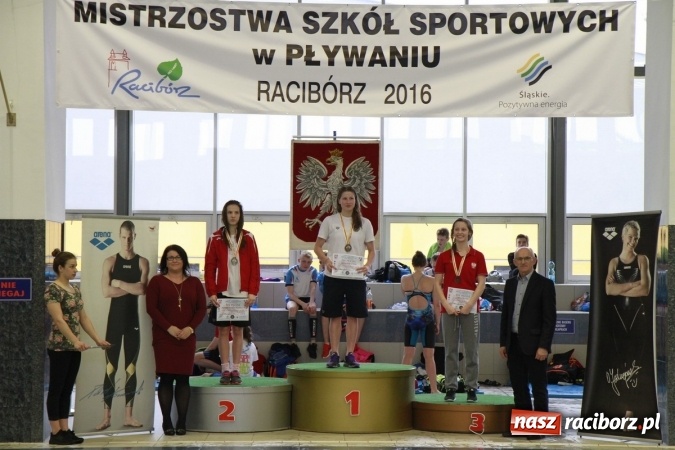Zdjęcie w galerii na portalu naszraciborz.pl: Pływanie. Historyczny sukces uczniów Szkoły Podstawowej nr 15. GMS szósty  wiadomości z regionu