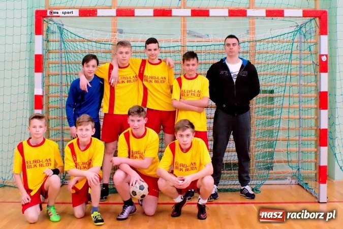 Zdjęcie w galerii na portalu naszraciborz.pl: Powiatowy finał piłki ręcznej. Szczypiorniści z Rud lepsi od graczy SP 8 wiadomości z regionu