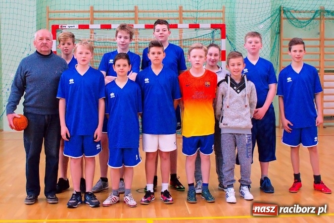 Zdjęcie w galerii na portalu naszraciborz.pl: Powiatowy finał piłki ręcznej. Szczypiorniści z Rud lepsi od graczy SP 8 wiadomości z regionu