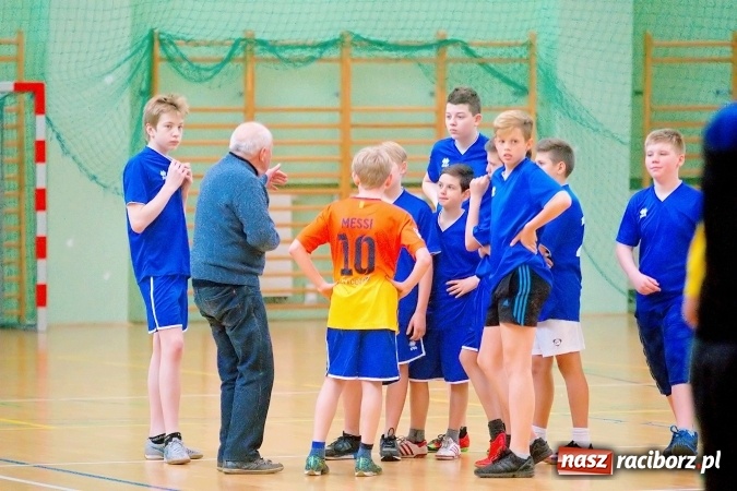 Zdjęcie w galerii na portalu naszraciborz.pl: Powiatowy finał piłki ręcznej. Szczypiorniści z Rud lepsi od graczy SP 8 wiadomości z regionu