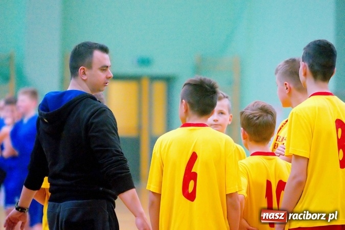 Zdjęcie w galerii na portalu naszraciborz.pl: Powiatowy finał piłki ręcznej. Szczypiorniści z Rud lepsi od graczy SP 8 wiadomości z regionu