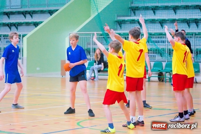 Zdjęcie w galerii na portalu naszraciborz.pl: Powiatowy finał piłki ręcznej. Szczypiorniści z Rud lepsi od graczy SP 8 wiadomości z regionu