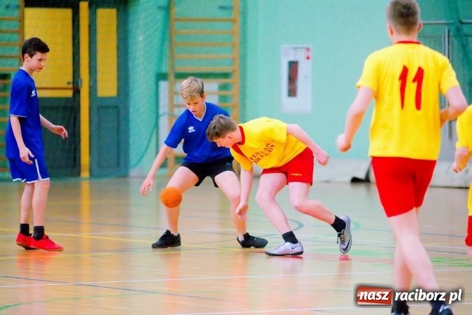 Zdjęcie w galerii na portalu naszraciborz.pl: Powiatowy finał piłki ręcznej. Szczypiorniści z Rud lepsi od graczy SP 8 wiadomości z regionu