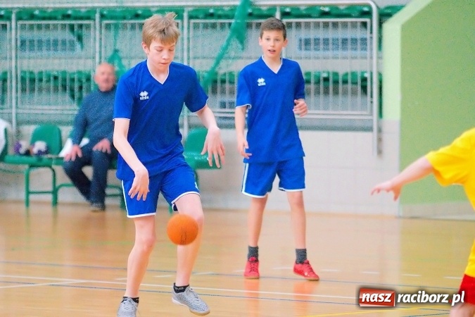 Zdjęcie w galerii na portalu naszraciborz.pl: Powiatowy finał piłki ręcznej. Szczypiorniści z Rud lepsi od graczy SP 8 wiadomości z regionu
