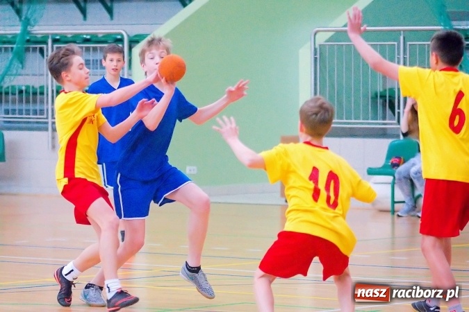 Zdjęcie w galerii na portalu naszraciborz.pl: Powiatowy finał piłki ręcznej. Szczypiorniści z Rud lepsi od graczy SP 8 wiadomości z regionu