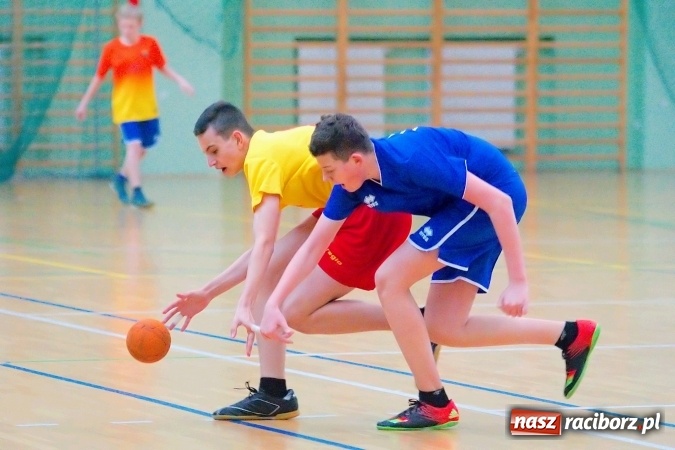 Zdjęcie w galerii na portalu naszraciborz.pl: Powiatowy finał piłki ręcznej. Szczypiorniści z Rud lepsi od graczy SP 8 wiadomości z regionu