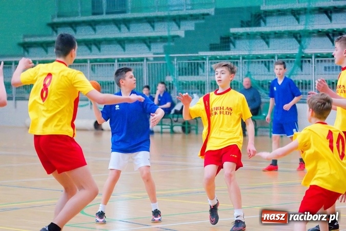 Zdjęcie w galerii na portalu naszraciborz.pl: Powiatowy finał piłki ręcznej. Szczypiorniści z Rud lepsi od graczy SP 8 wiadomości z regionu