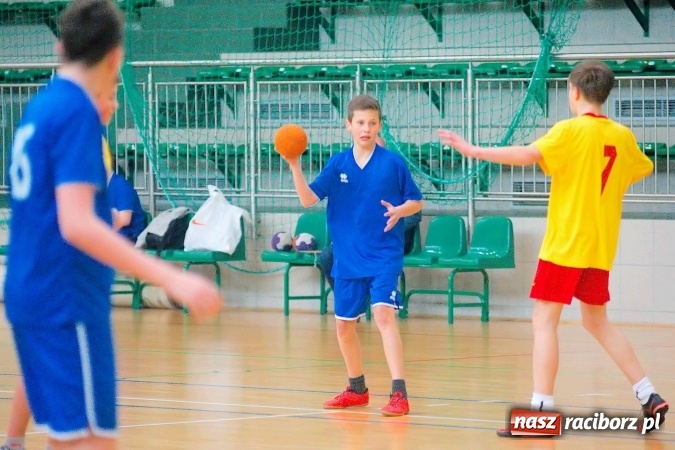 Zdjęcie w galerii na portalu naszraciborz.pl: Powiatowy finał piłki ręcznej. Szczypiorniści z Rud lepsi od graczy SP 8 wiadomości z regionu