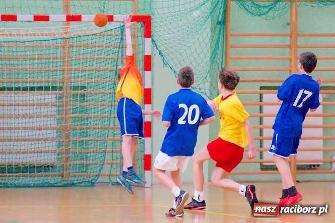 Zdjęcie w galerii na portalu naszraciborz.pl: Powiatowy finał piłki ręcznej. Szczypiorniści z Rud lepsi od graczy SP 8 wiadomości z regionu
