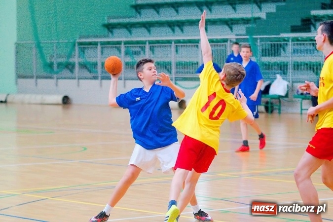 Zdjęcie w galerii na portalu naszraciborz.pl: Powiatowy finał piłki ręcznej. Szczypiorniści z Rud lepsi od graczy SP 8 wiadomości z regionu