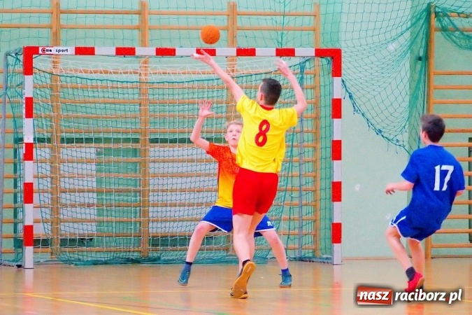 Zdjęcie w galerii na portalu naszraciborz.pl: Powiatowy finał piłki ręcznej. Szczypiorniści z Rud lepsi od graczy SP 8 wiadomości z regionu