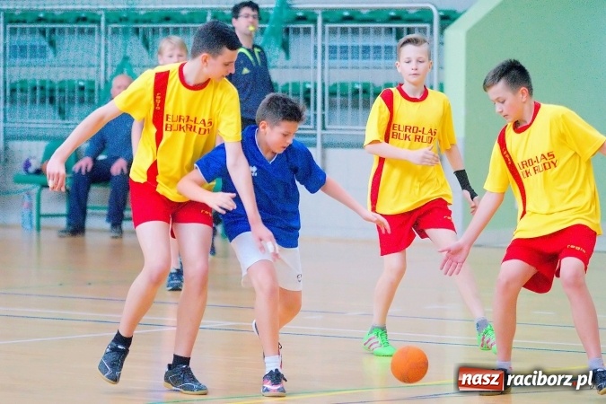 Zdjęcie w galerii na portalu naszraciborz.pl: Powiatowy finał piłki ręcznej. Szczypiorniści z Rud lepsi od graczy SP 8 wiadomości z regionu